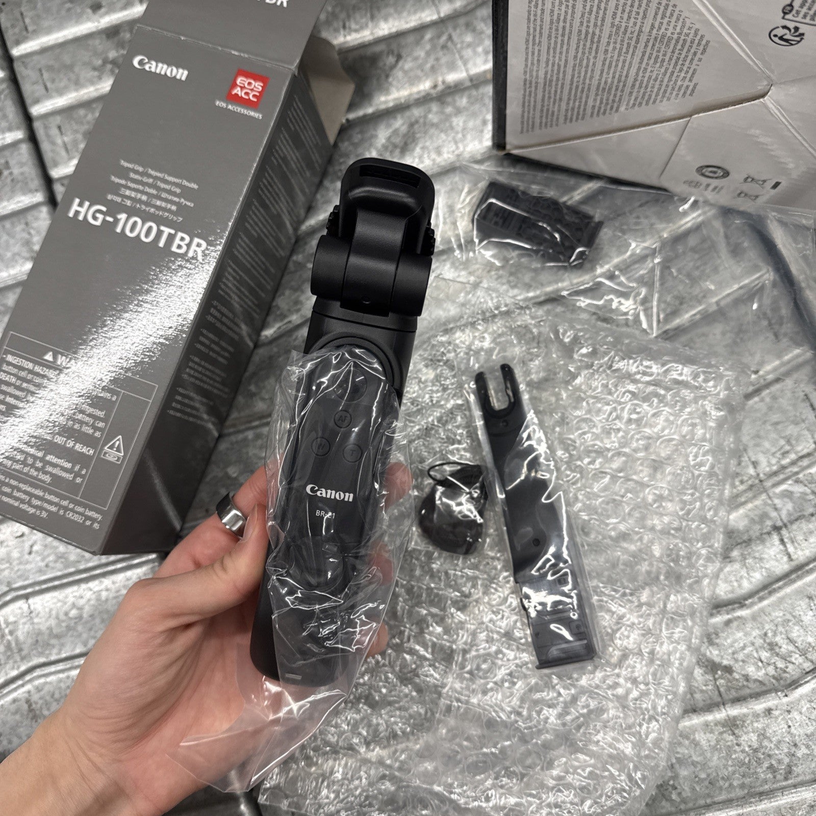 Canon EOS R50 Mirrorless Camera  Tripod Grip Bundle 18-45mm Lens,32GB Card,bag++